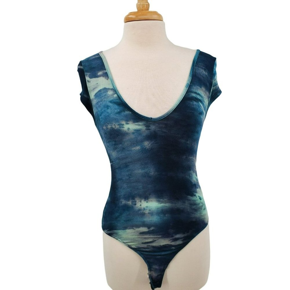 Fashion Nova Womens Tie Dye Bodysuit Sz M Blue White V-Neck Stretch Cap Sleeve